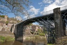 Чугунный арочный мост через р. Северн в Англии (Айронбридж, графство Шропшир) первый металлический арочный мост в мире, ставший памятником промышленной революции XVIII века. Мостовая конструкция была возведена в 1779 году.
